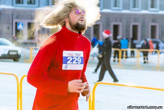 Участник на дистанции Омского Рождественского полумарафона 2016